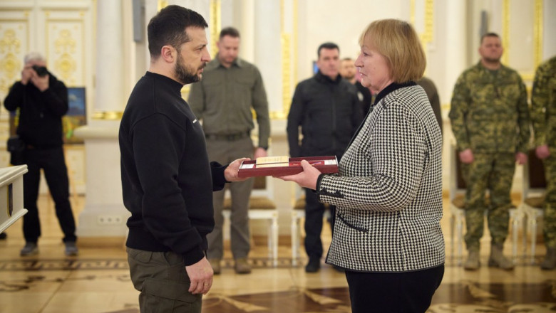 Mama lui Alexandr Mațievschi primește Ordinul Steaua de Aur de la președintele Volodimir Zelenschi