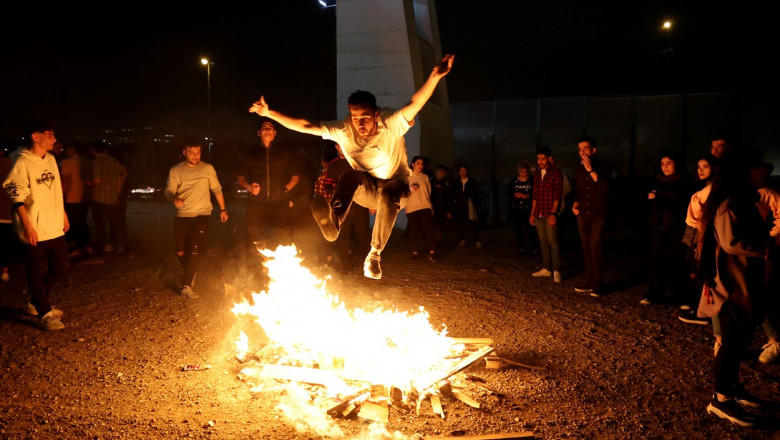 un barbat sare peste foc in iran