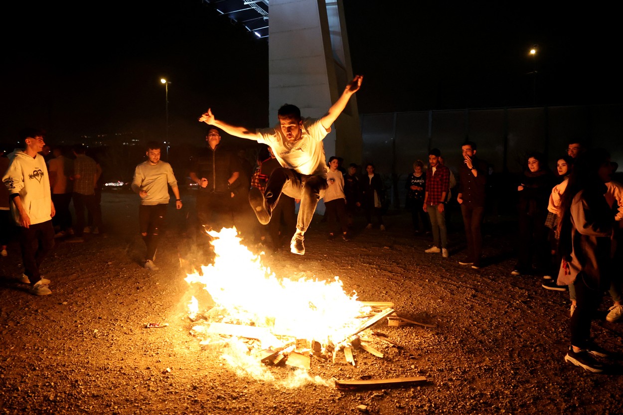 Mii de iranieni au sărit prin foc. Într-o singură noapte, 11 au murit și peste 3.500 au fost răniți