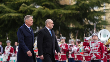 Klaus Iohannis, preşedintele României, este întâmpinat de preşedintele Bulgariei, Rumen Radev, la Sofia, pe 15 martie 2023.