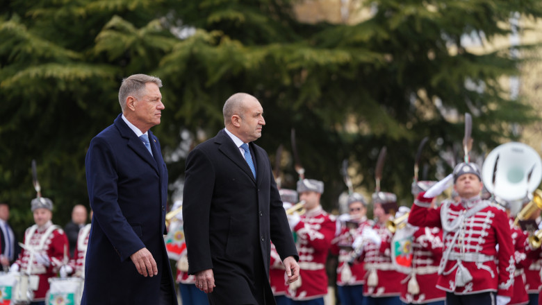 Klaus Iohannis, preşedintele României, este întâmpinat de preşedintele Bulgariei, Rumen Radev, la Sofia, pe 15 martie 2023.