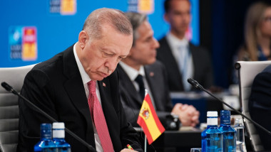Recep Erdogan, preşedintele Turciei, notează ceva pe o hârtie în timpul unui summit NATO din Madrid, pe 22 iunie 2022.
