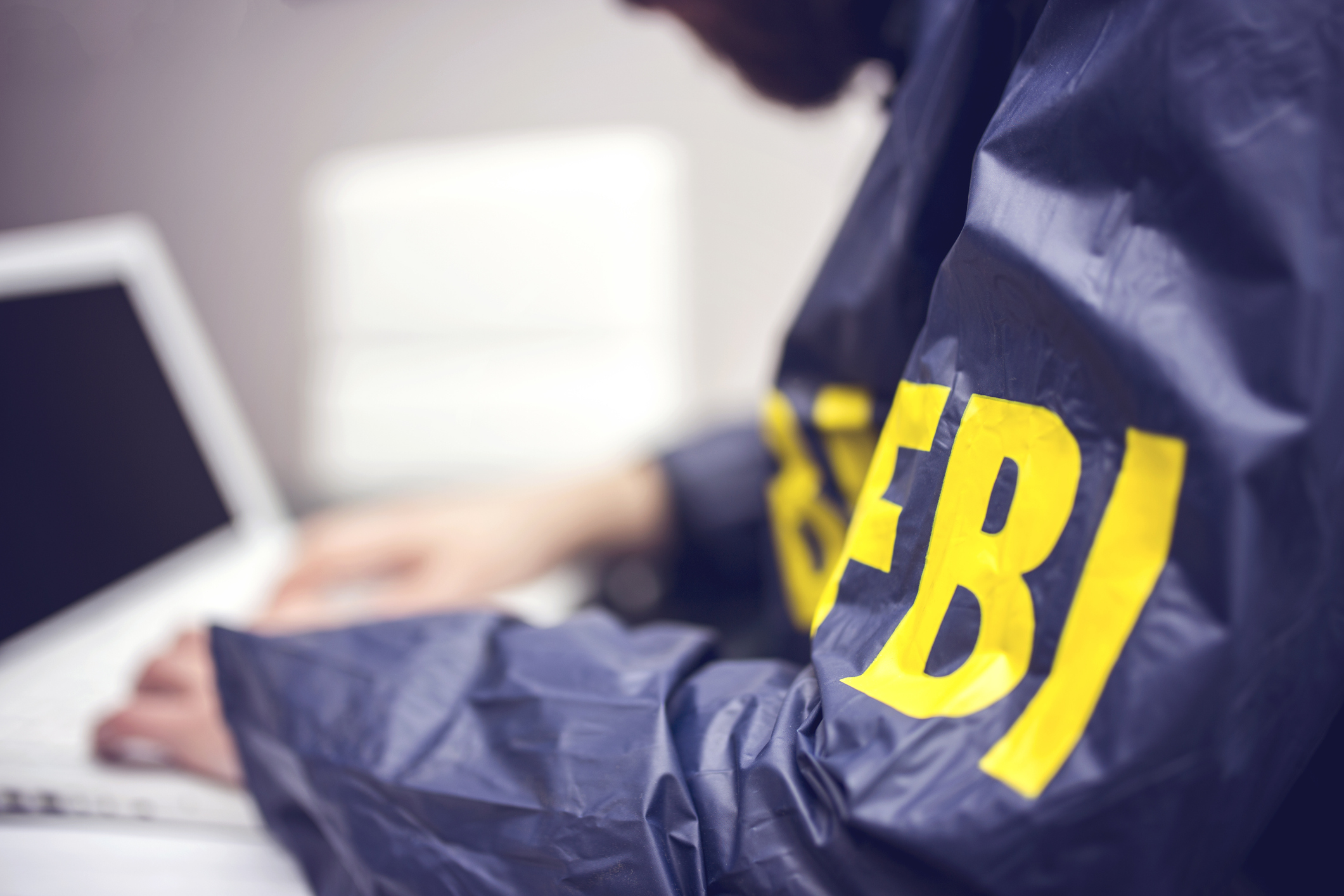 Doi soți români, arestați de FBI în SUA. 1,4 milioane de dolari din zeci de tâlhării și escrocherii