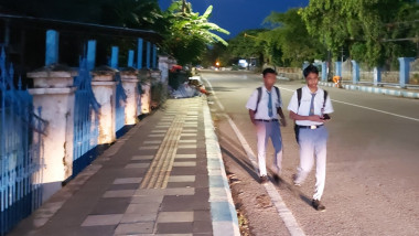 Elevii de clasa a XII- a din Kupang, obligați să înceapă cursurile la 530
