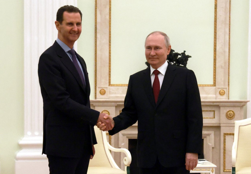 Assad dă mâna cu Putin la Kremlin