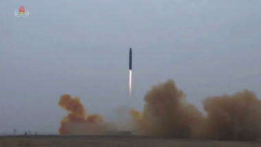 O rachetă balistică este lansată de Coreea de Nordpe 19 februarie 2023.