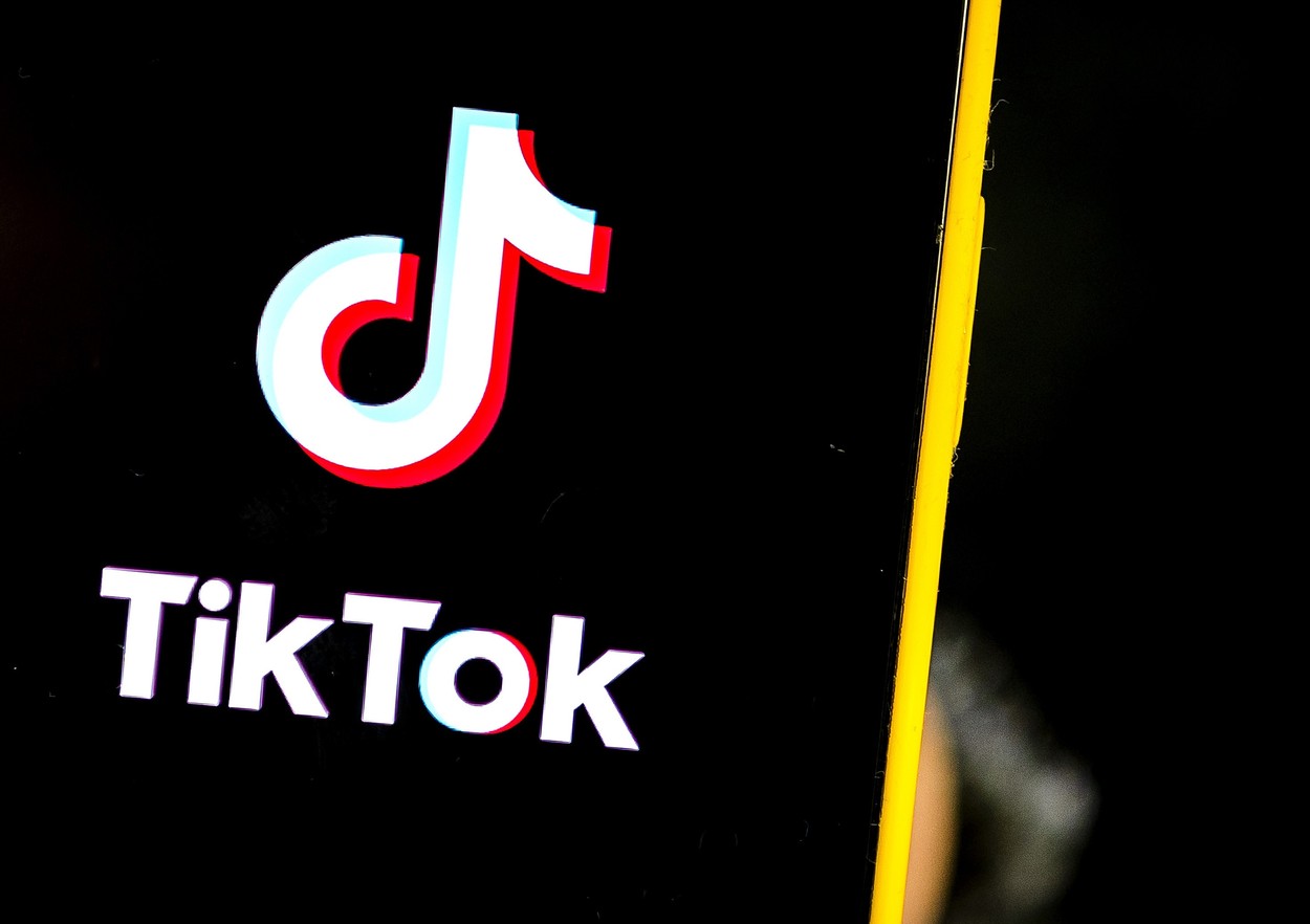 Guvernul american ameninţă că interzice TikTok în SUA dacă aplicaţia rămâne controlată de chinezi