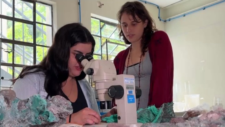 Plastic găsit în rocile de pe o plajă izolată din Brazilia. Descoperirea i-a uimit pe cercetători