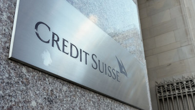 Sigla băncii Credit Suisse pe sediul unei filiale din New York, fotografiată pe 15 martie 2023.