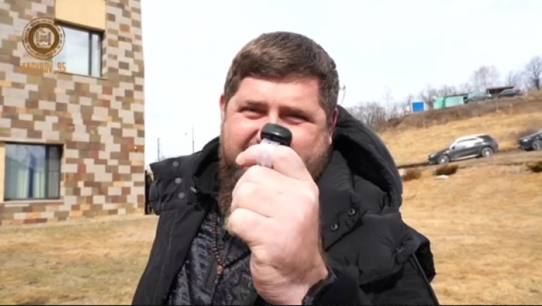 Ramzan Kadîrov arata dispozitivul pe care il are pe deget