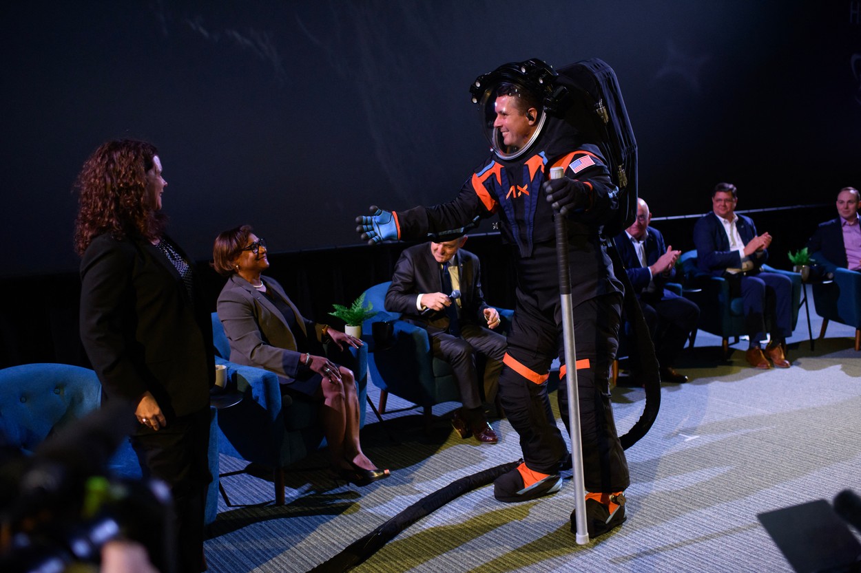 NASA a prezentat noile costume pe care le vor purta astronauţii pe Lună