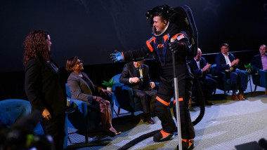 Un bărbat prezintă un prototip de costum pentru astronauţii care vor ajunge le Lună la Huston, pe 15 martie 2023.