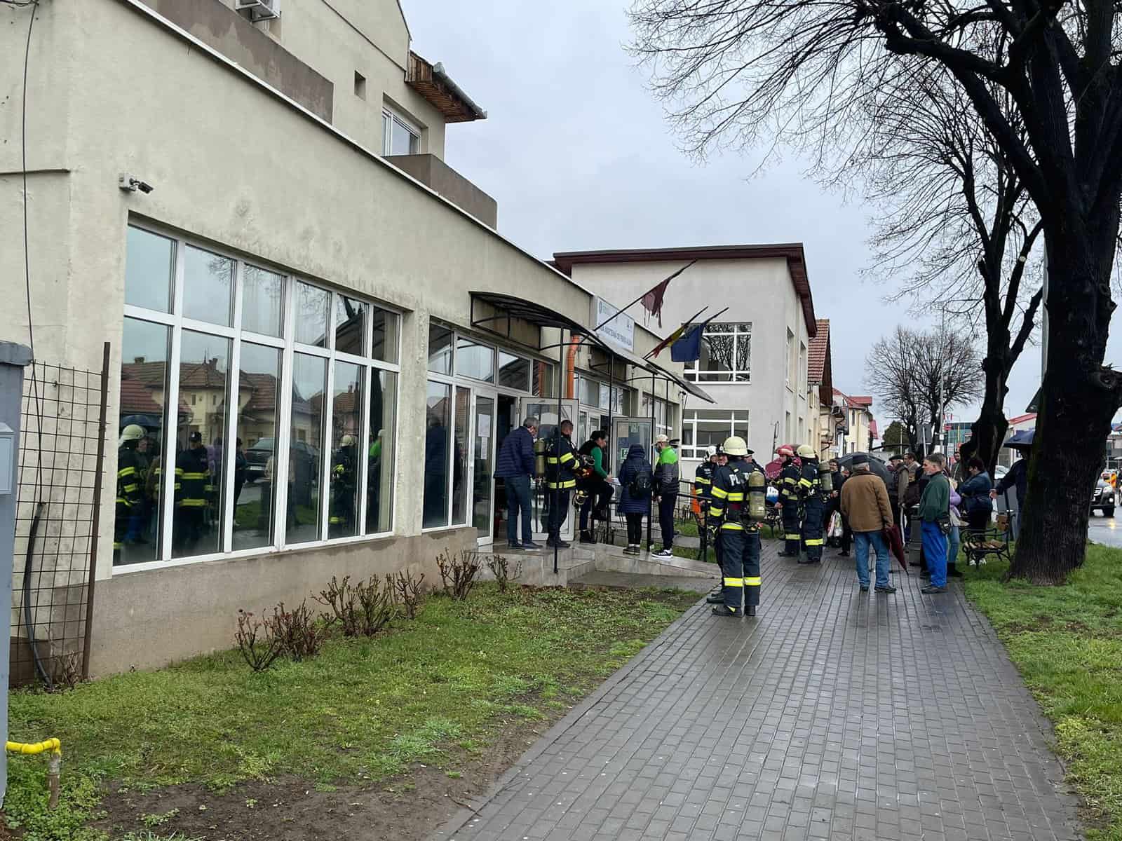 Bărbat amendat pentru că a pulverizat "în mod accidental" cu spray lacrimogen în sediul Casei Județene de Pensii Alba