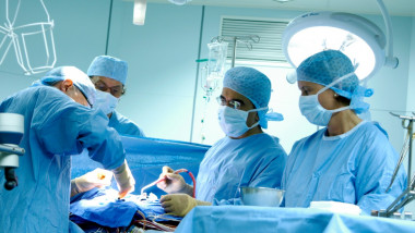 O echipă de medici efectuează o operaţie pe inimă pe 30 noiembrie 2005.