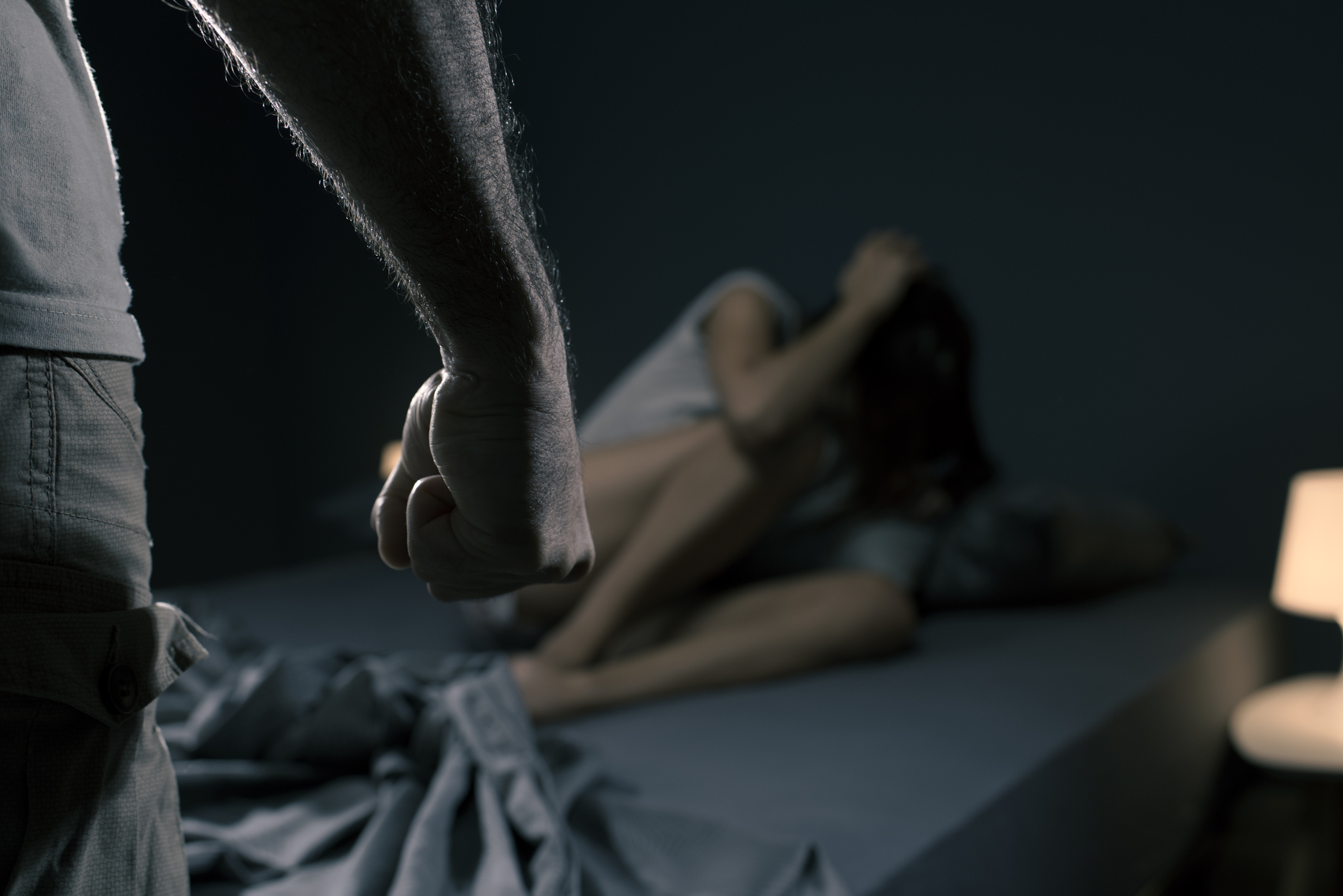 Tânără din Iași, victima metodei loverboy. Ademenită pe rețelele sociale, bătută și violată într-o cabană din Gura Humorului