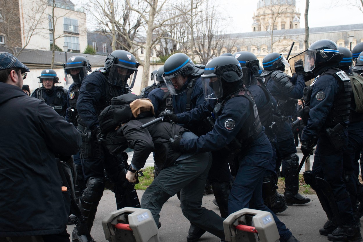 În ciuda protestelor violente, guvernul francez a forțat adoptarea creșterii vârstei de pensionare fără să o mai treacă prin parlament