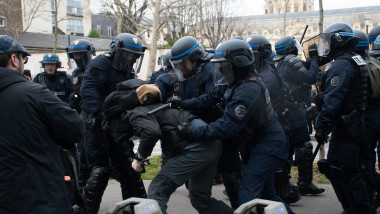 jandarmi francezi care țin un protestatar