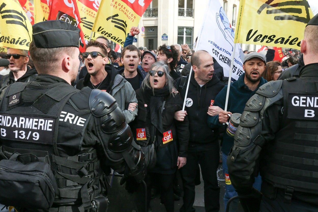 Noi proteste în Franța din cauza creșterii vârstei de pensioare prin asumarea răspunderii. Manifestanții, alungați cu tunuri de apă