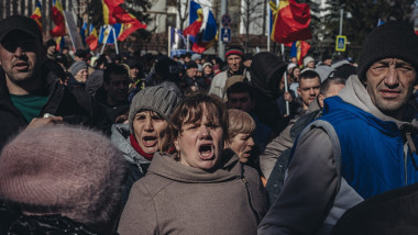 oameni la un protest în republica Moldova