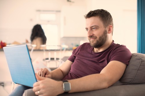 Vânătoarea de locuri de muncă remote este mai acerbă decât oricând, dar ofertele sunt în scădere: „Compromisul este programul hibrid”