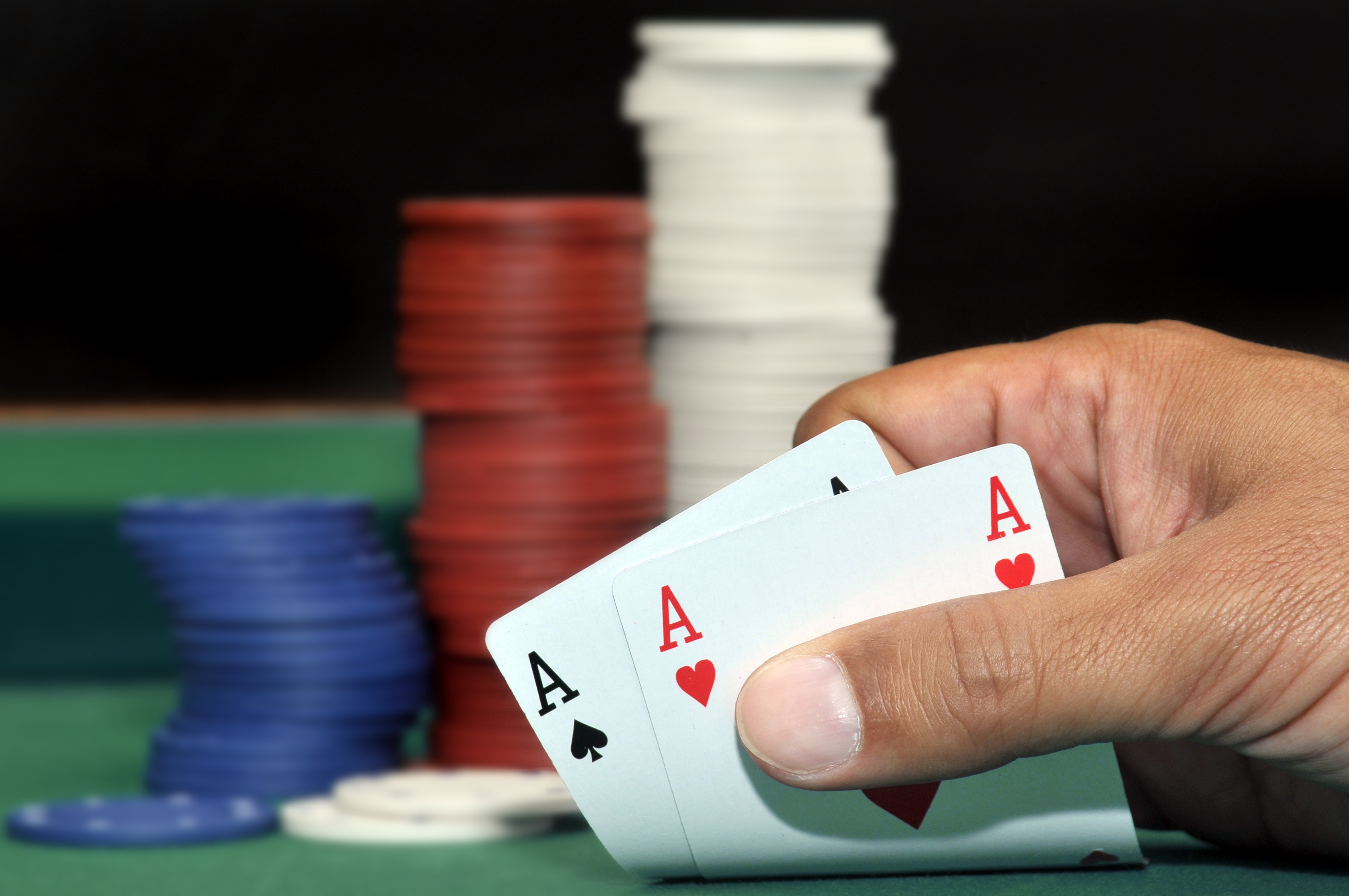 Jocuri ilegale de poker în București și Ilfov. Taxa de participare ajungea până la 1.500 de lei