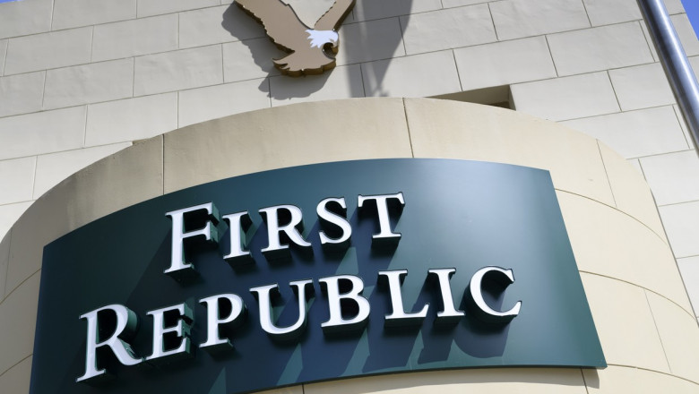 Sigla băncii First Republic pe clădirea unui sediu din Beverly Hills, SUA, fotografiată pe 13 martie 2023.