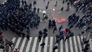 Poliţia intervine la protestele din Paris pe 11 martie 2023.