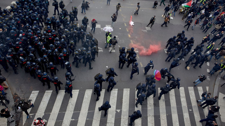 Poliţia intervine la protestele din Paris pe 11 martie 2023.