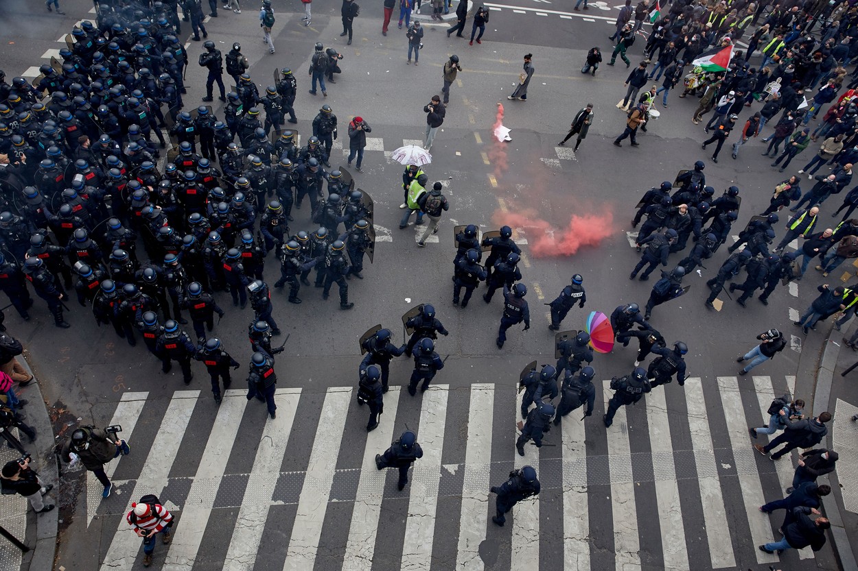 Poliţia franceză a reţinut 217 persoane în timpul protestelor faţă de reforma pensiilor. Parlamentarii, sub protecţie specială