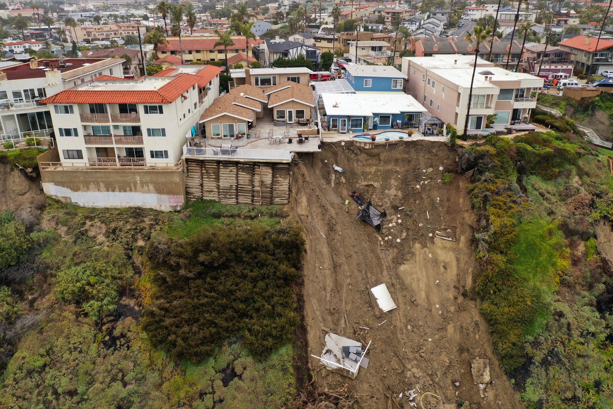 Imagini incredibile cu o piscină care „atârnă” la marginea unei stânci după o alunecare de teren, în California