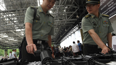 Militari chinezi inspectează arme dontate statului filipinez în Manila, pe 5 octombrie 2017.