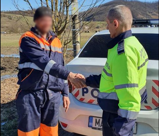 În prima sa zi de muncă, un angajat de la salubrizare a găsit o sacoşă plină cu bani. Reacţia bărbatului i-a impresionat pe poliţişti