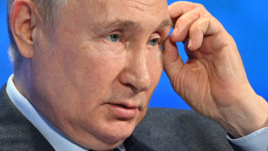 Vladimir Putin gesticulează cu degetul arătător