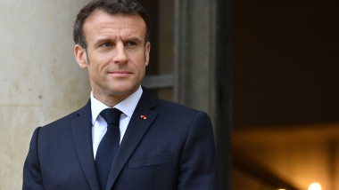 Emmanuel Macron, preşedintele Franţei, aşteaptă în faţa Palatului Elysee, la Paris, pe 10 martie 2023.