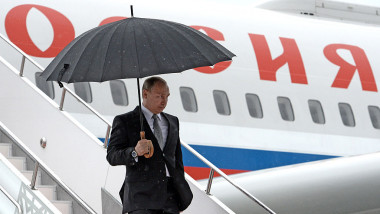 putin isi tine umbrela si coboara din avion