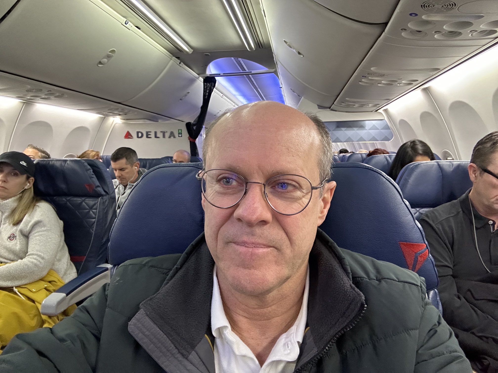 Un milionar i-a oferit 100.000 de dolari pasagerei care călătorea lângă el în avion, cu o condiție. Femeia l-a refuzat