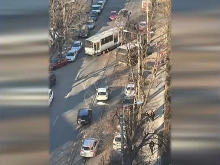 Un tramvai a deraiat în București și a avariat mai multe mașini