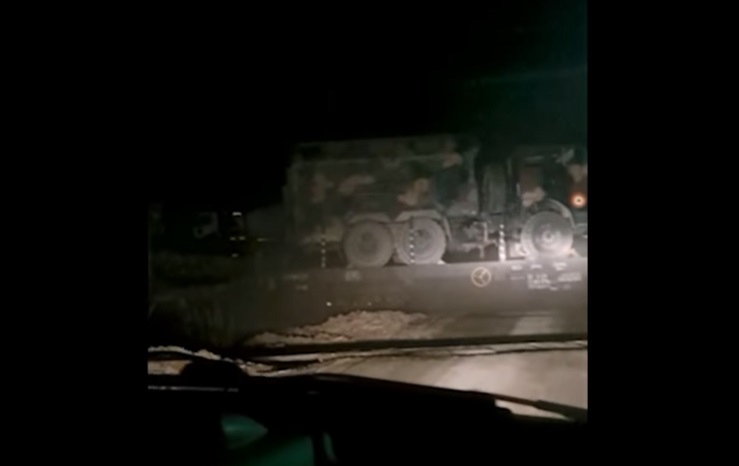 Un tren încărcat cu tehnică militară a deraiat în Brașov. Momentul a fost surprins de o cameră de bord