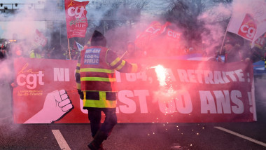 Proteste violente în Franța. Oamenii aruncă cu sticle și pietre, poliția ripostează cu gaze lacrimogene