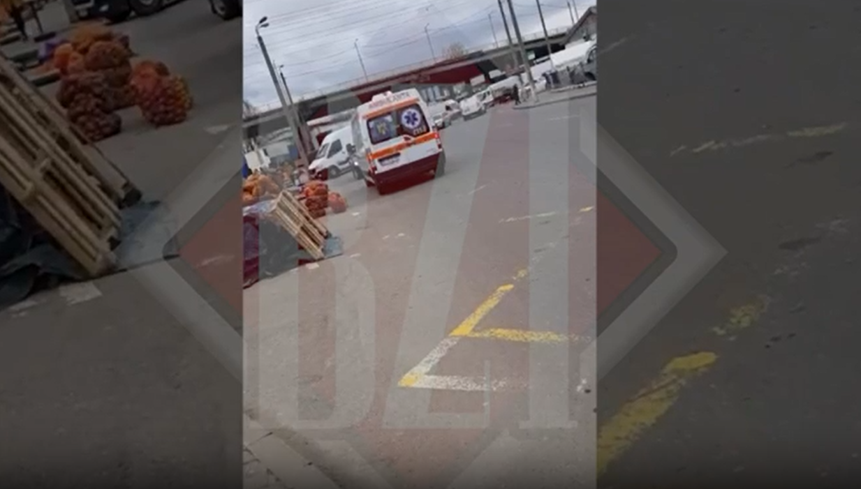 FOTO: Angajați de la Ambulanță transportă, în loc de pacienți, saci de cartofi. „Pacienții care au nevoie de ei pot aștepta, nu?”