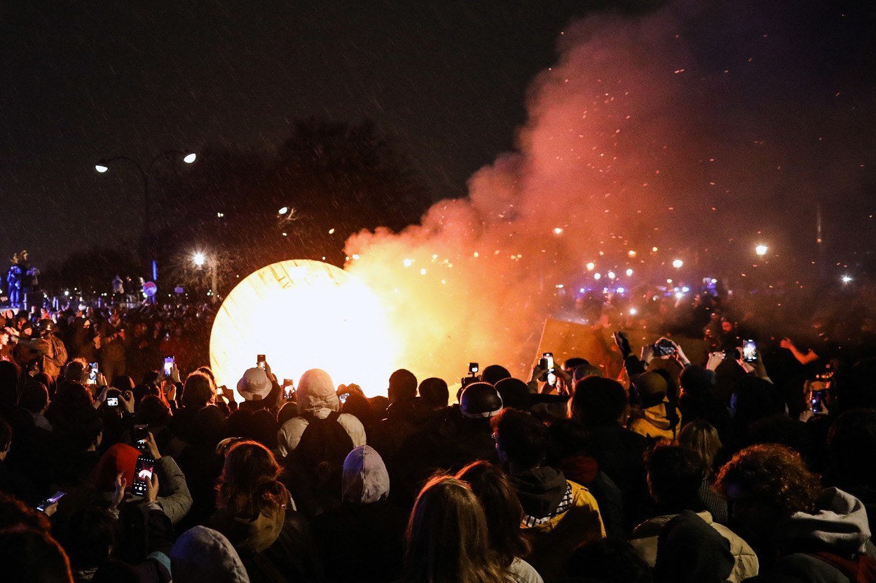 Noi proteste în Franța față de reforma pensiilor. Mașini în flăcări și violențe pe străzile Parisului