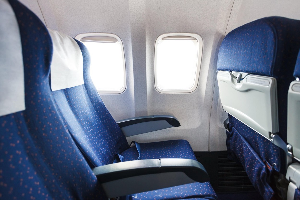O companie aeriană ironizează un pasager care s-a plâns că nu are suficient loc în avion: „Vrei să-ți schimbi profilul pe Tinder?”