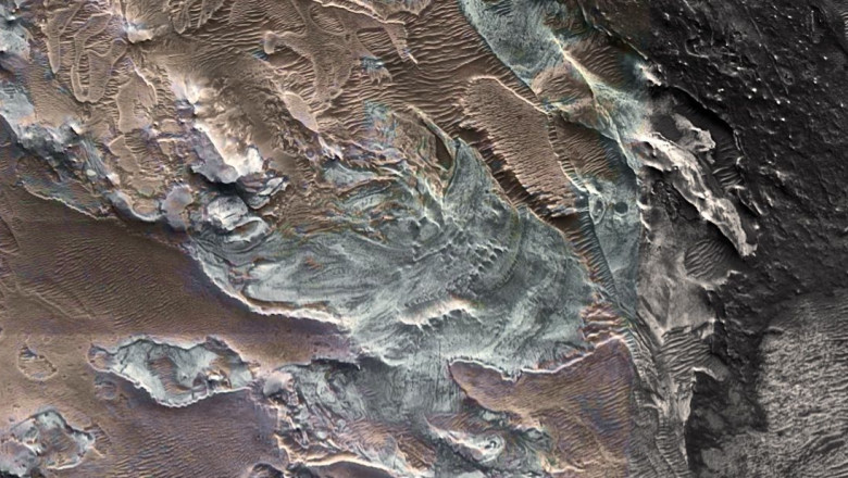A-Relict-Glacier-near-Mars-Equator-NASA-MRO-HiRISE-and-CRISM-false-color-composite-Lee-et-al-2023