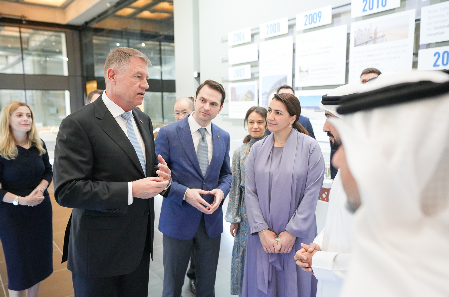 Klaus Iohannis și prima-doamnă au vizitat Masdar City, un oraş din Emirate axat pe asigurarea unui grad ridicat de sustenabilitate