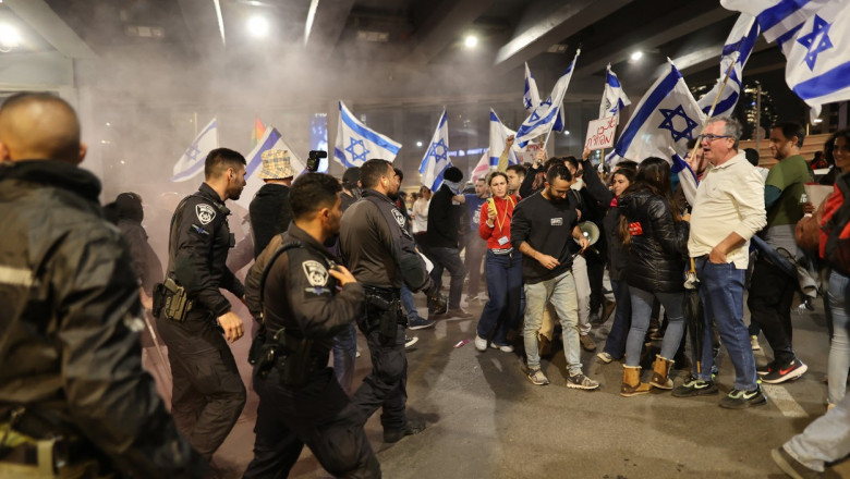 Protestatari cu steaguri ale Israelului