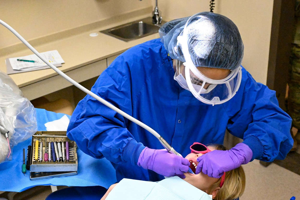 O fetiță care a fugit de război a fost nevoită să se întoarcă în Ucraina pentru tratament dentar. În UK, trebuia să aștepte câteva luni