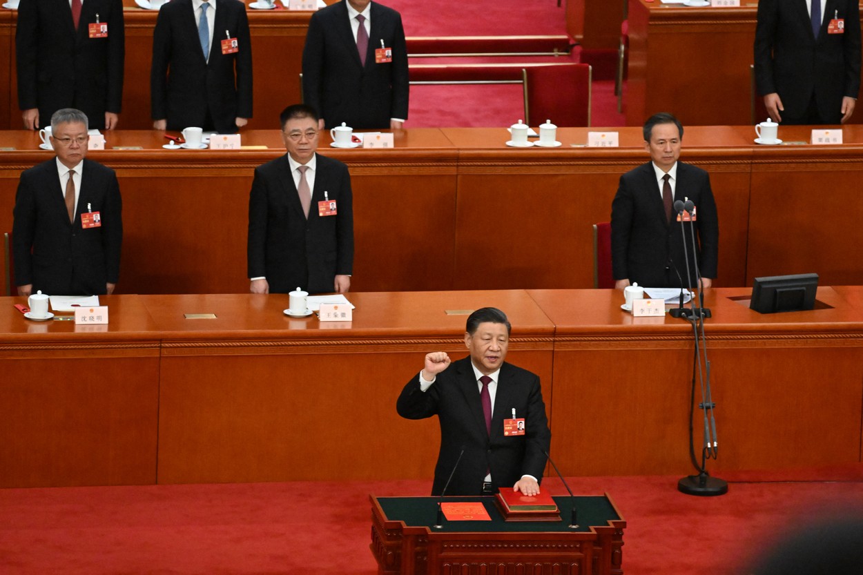 Xi Jinping obţine al treilea mandat de preşedinte al Chinei. Toți parlamentarii l-au votat