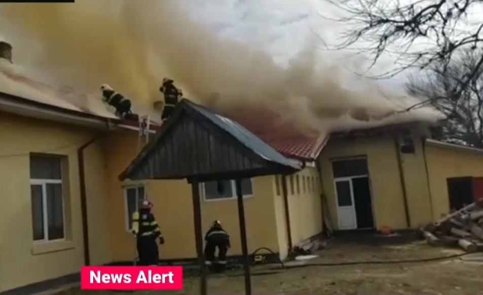 Incendiu la una dintre cele mai mari școli din Constanța. Peste 700 de elevi au fost evacuați