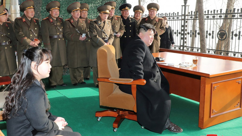 kim jong un urmareste un exercitiu militar alaturi de fiica lui si mai multi generali