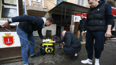 Ucraineni în Odesa pornesc un generator de curent electric